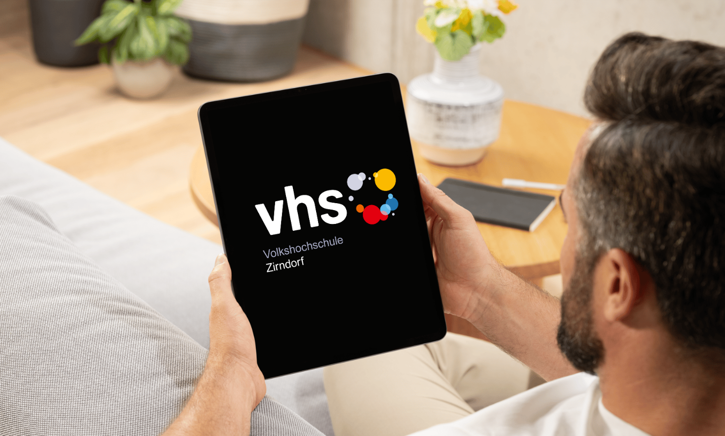 Mann mit Tablet in der Hand