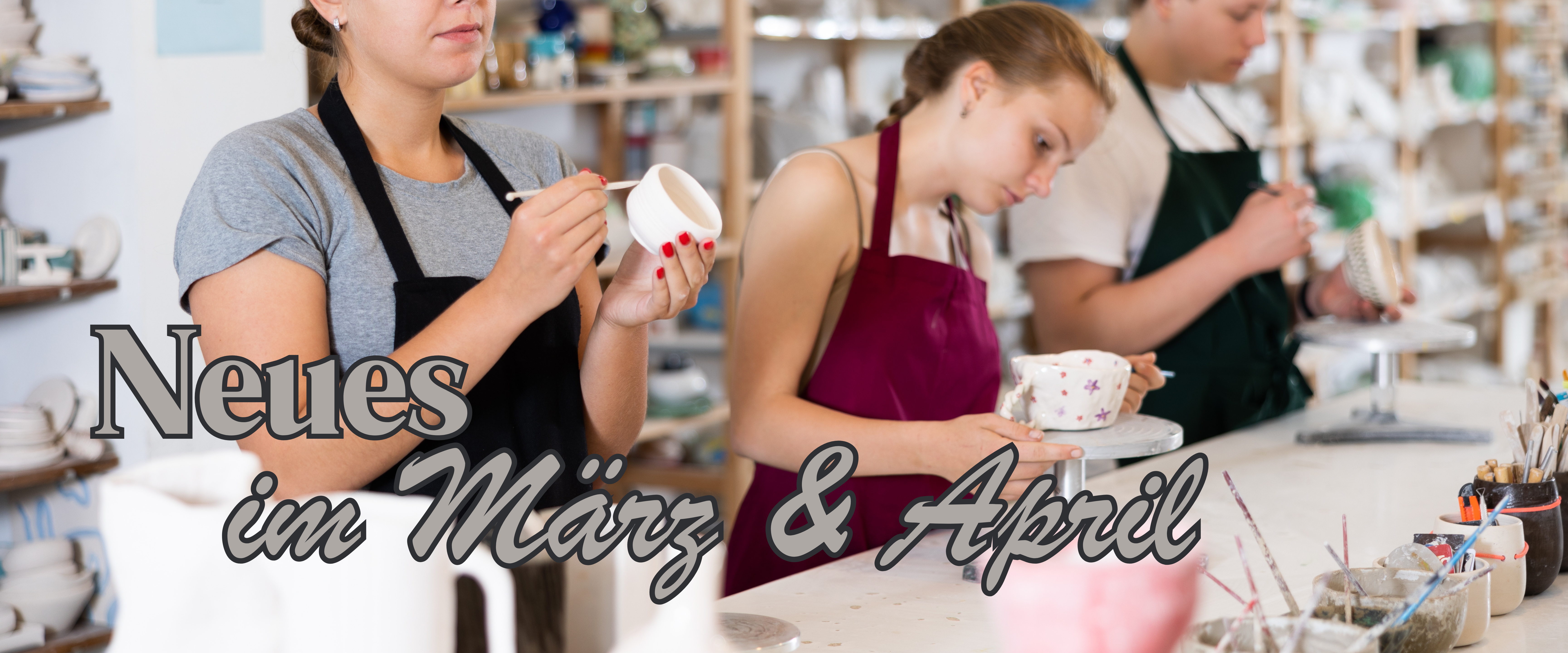 Menschen bemalen Keramik