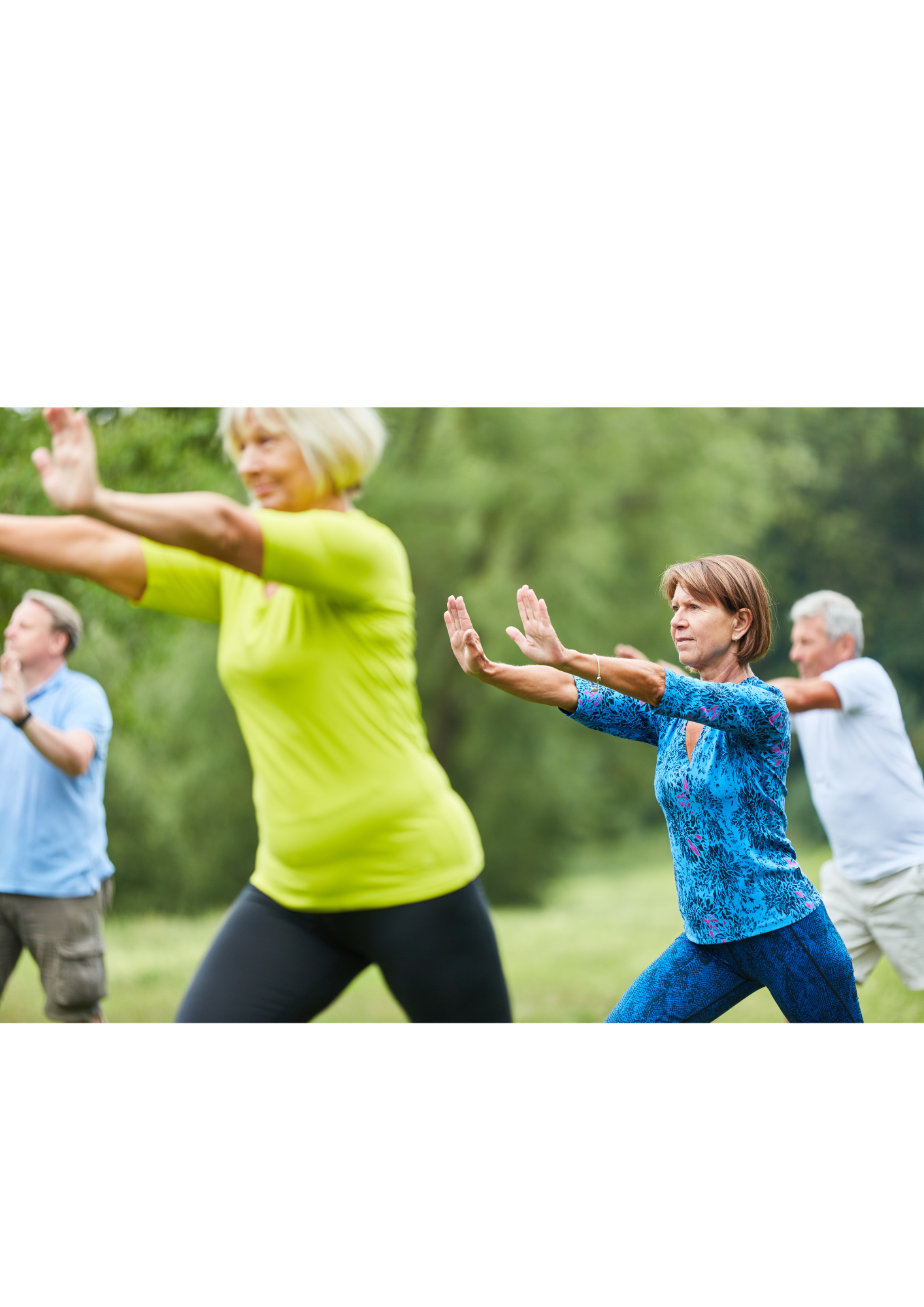 Menschen beim Qi Gong im Freien