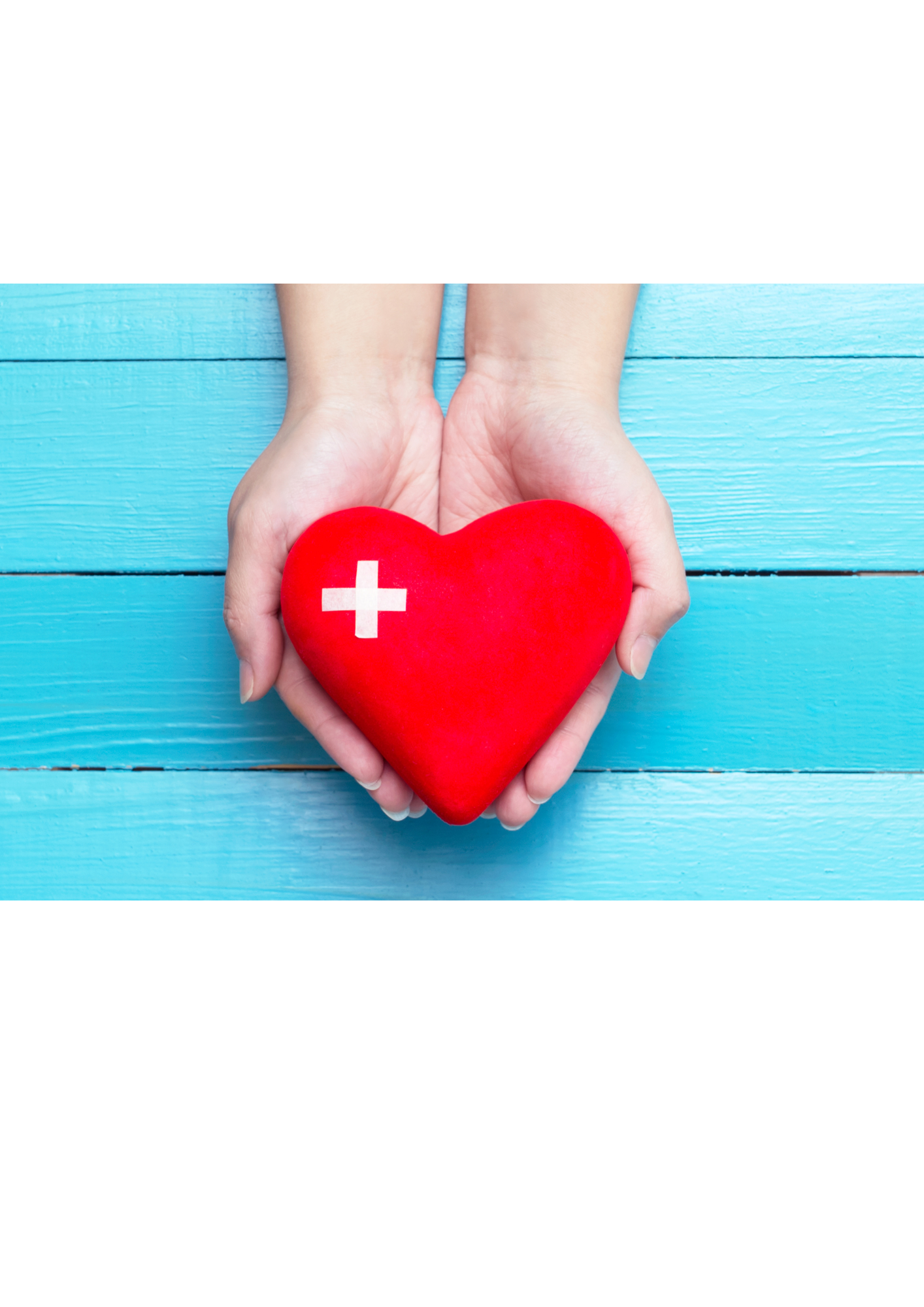 ein in Händen gehaltenes Herz mit Gesundheitssymbol darauf