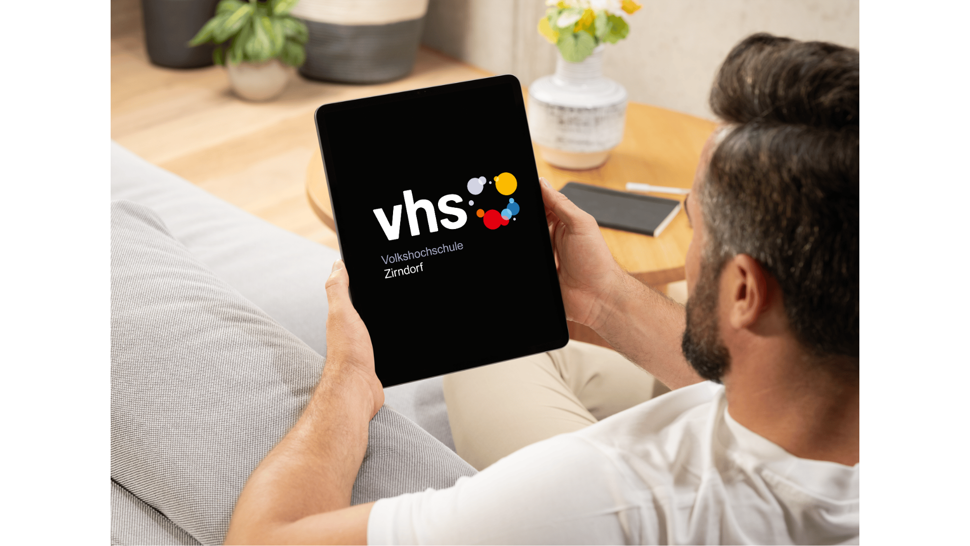 Mann mit Tablet in der Hand